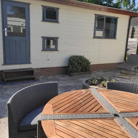 Een Gezellige Chalet Met Zonnige Buitenruimte Op De Veluwe! Villa Путен Екстериор снимка